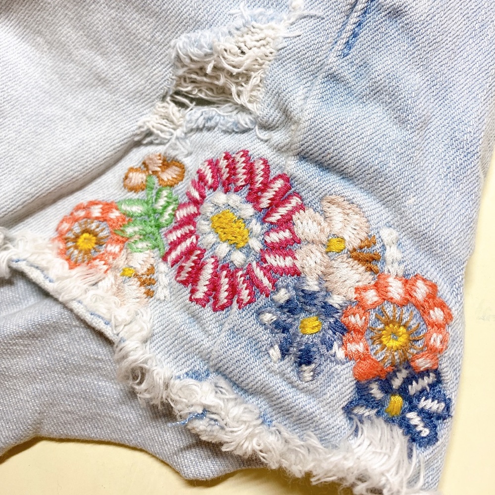 Distressed embroidered flowers Hollister shorts - Picture 4 of 4